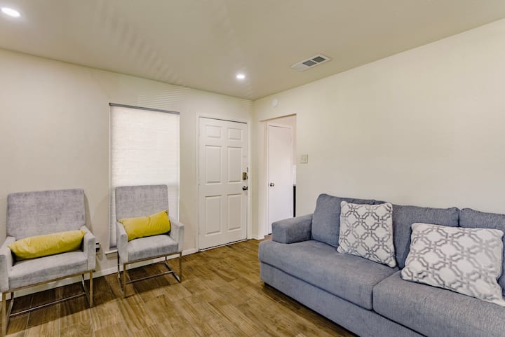 *King Bed*10 Min To Dfw Airport*3br*free Parking! - Irving, TX