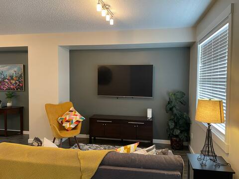 Cheerful 3 bedroom house with free garage parking