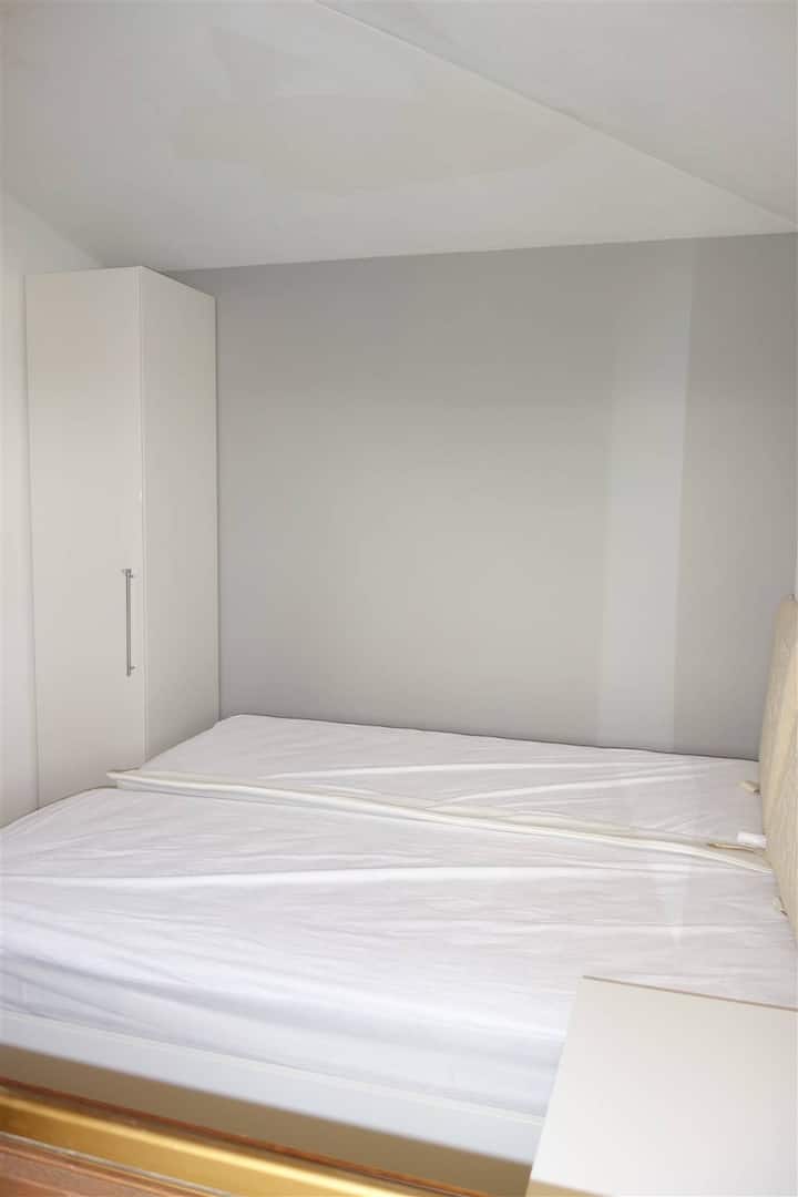 Chambre double avec 2 lits 90x200, penderie et commode