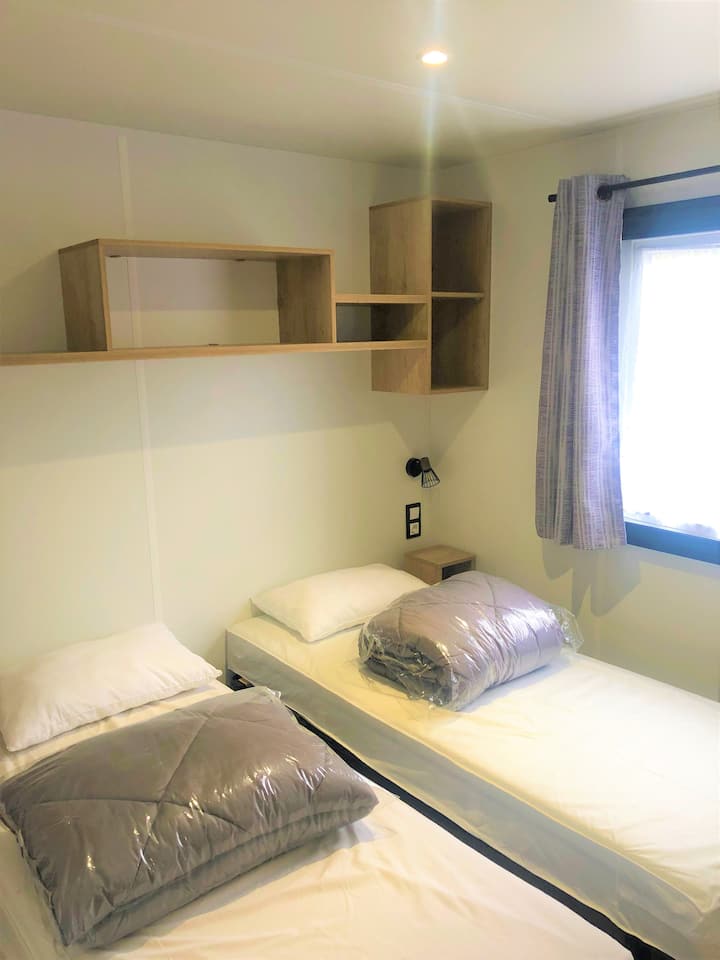 Prostrana dječja soba  (2 kreveta za jednu osobu koji se mogu pretvoriti u bračni krevet 160X190) s velikim ormarom za odlaganje.