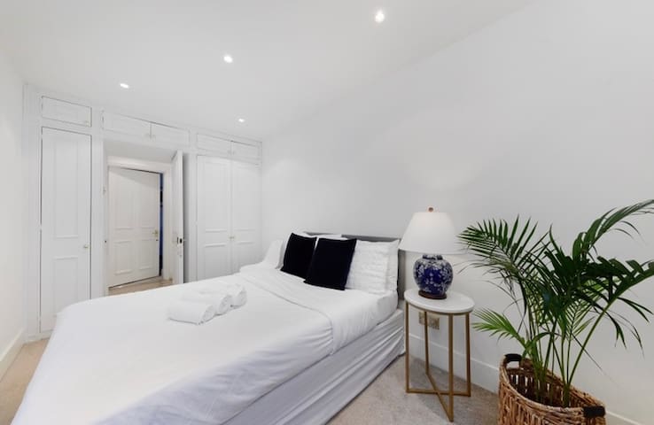 Central Kensington apartment gallery image 3