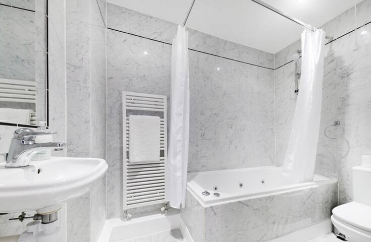 Central Kensington apartment gallery image 5