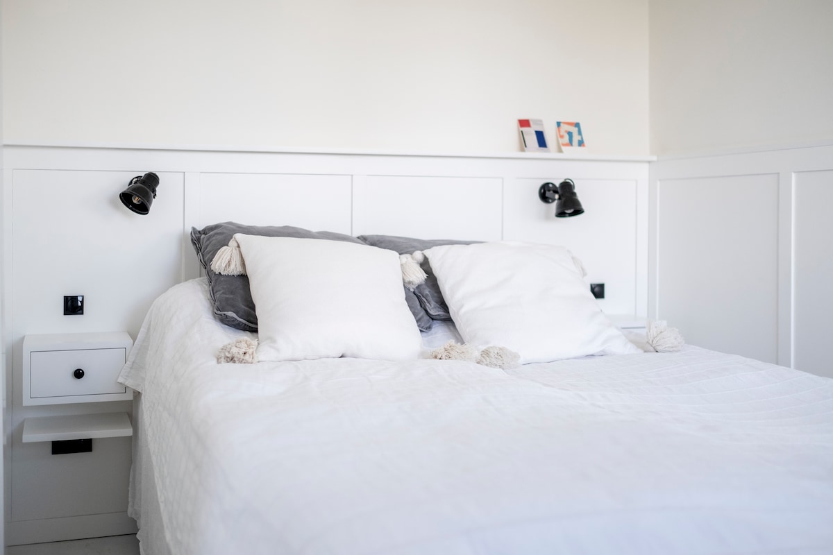 يرجى ملاحظة أنه تم تغيير السرير مؤخرًا من 140 سم × 200 سم إلى سرير أكبر: 160 سم × 200 سم. 