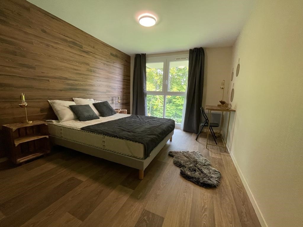 ห้องนอนใหญ่ในป่า LA FECLAZ