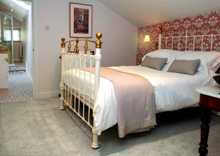 Ხრაშუნა თეთრი ბამბის თეთრეული ბუმბულის ბალიშებითა და საბნით (ალტერნატივები ხელმისაწვდომია მოთხოვნისამებრ).  Ფანჯრიდან ზოლის უმშვენიერესი ხედი იშლება.