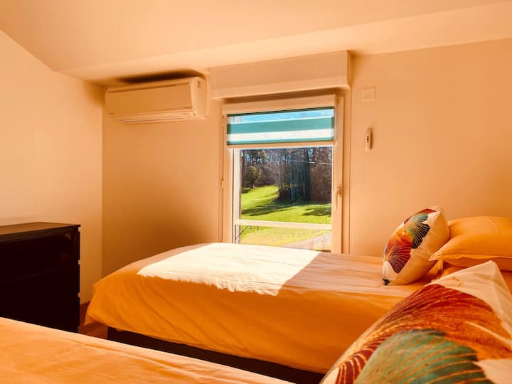 Eymet House - 1st floor Twin Room 1 with reversible air conditioning and bathroom 