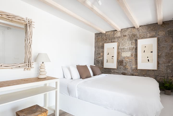 带大号双人床的卧室