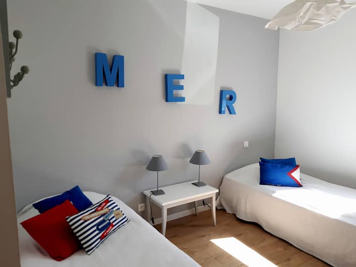 ห้องพักชั้นล่างเตียงเดี่ยว 2 หลังที่สามารถนำมารวมกันเป็นเตียงคู่ได้