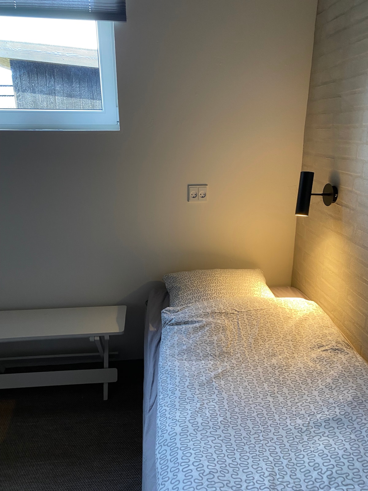 חדר שינה עם 2 מיטות ו -2 בלופט.