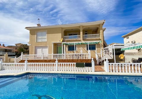 Propiedad de Airbnb exitosa: Precious penthouse in line of the sea with pool en Orihuela