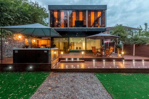 Mansion With Relaxing Pool & Hot tub Manchester