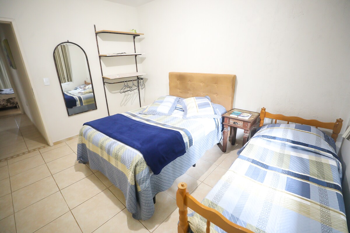 Kamer met uitzicht op zee, jacuzzi is onder deze kamer.