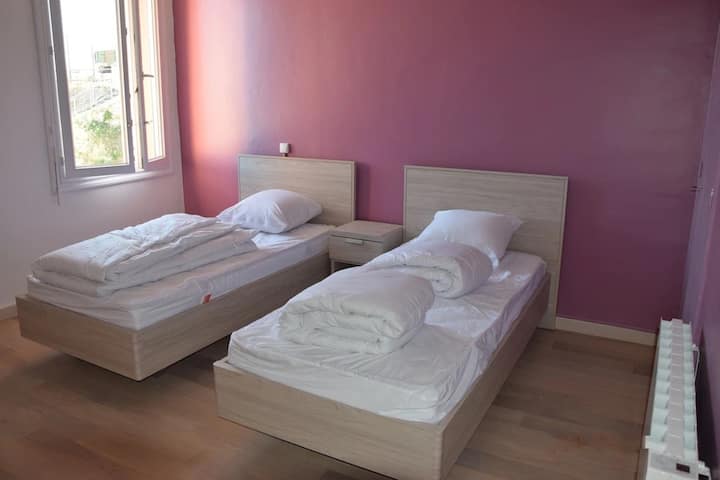 חדר שינה מס '2 (נוף קטן לנמל) 