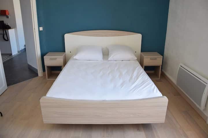 חדר שינה 1 (נוף לנמל, מרפסת ) 