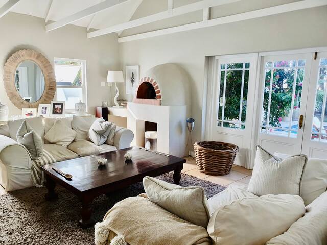 Stunning Home Two Minutes From Beach With Big Pool gallery image 2