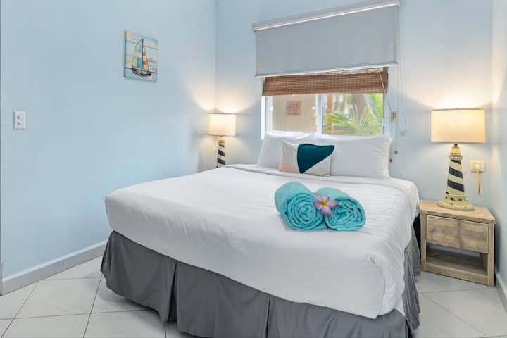 ห้องนอนที่ 2 คล้ายกับห้องแรกและยังมีเตียงขนาดควีนไซส์ผ้าม่านทึบแสงและตู้เสื้อผ้า 