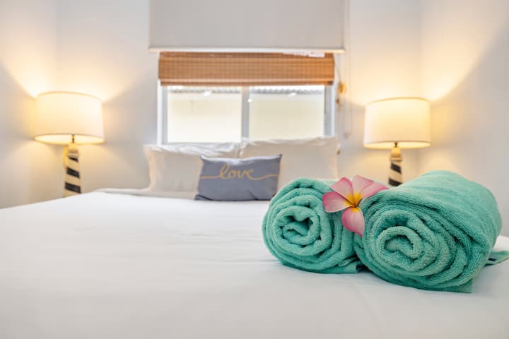 เครื่องนอนและบริการซักรีดของเราเท่ากับที่โรงแรมแมริออทใช้ ผ้าปูที่นอนของเราสะอาดและสะอาดอยู่เสมอ 