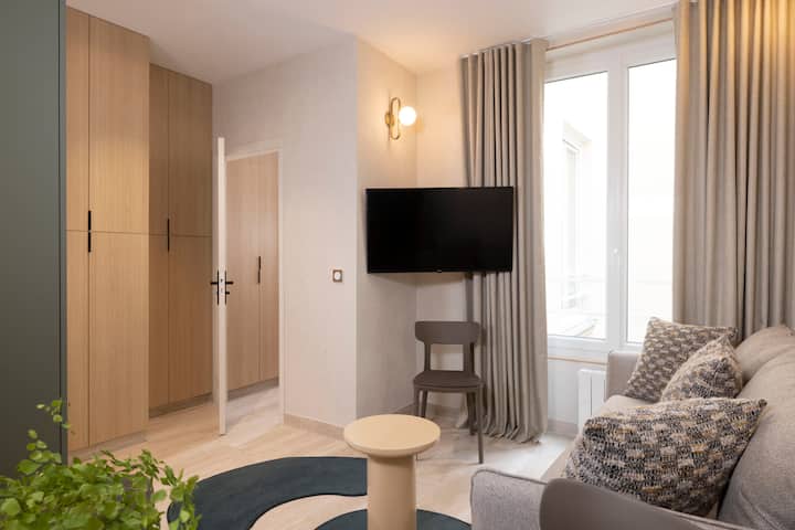 סלון עם ספה נפתחת ומיזוג אוויר.