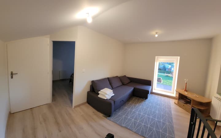 Всекидневна и спалня в лявата
панорама