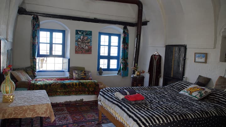 L'une de nos chambres triples qui est agréable pour les familles, une chambre double avec un lit simple et une salle de bain. Cette chambre peut être utilisée avec une connexion à une chambre avec lits jumeaux et une deuxième salle de bain. Il peut également être utilisé séparément