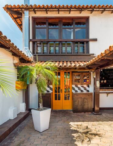 1930s WOW Villa (8 Bedrooms | Quiet Groups ONLY) gallery image 2