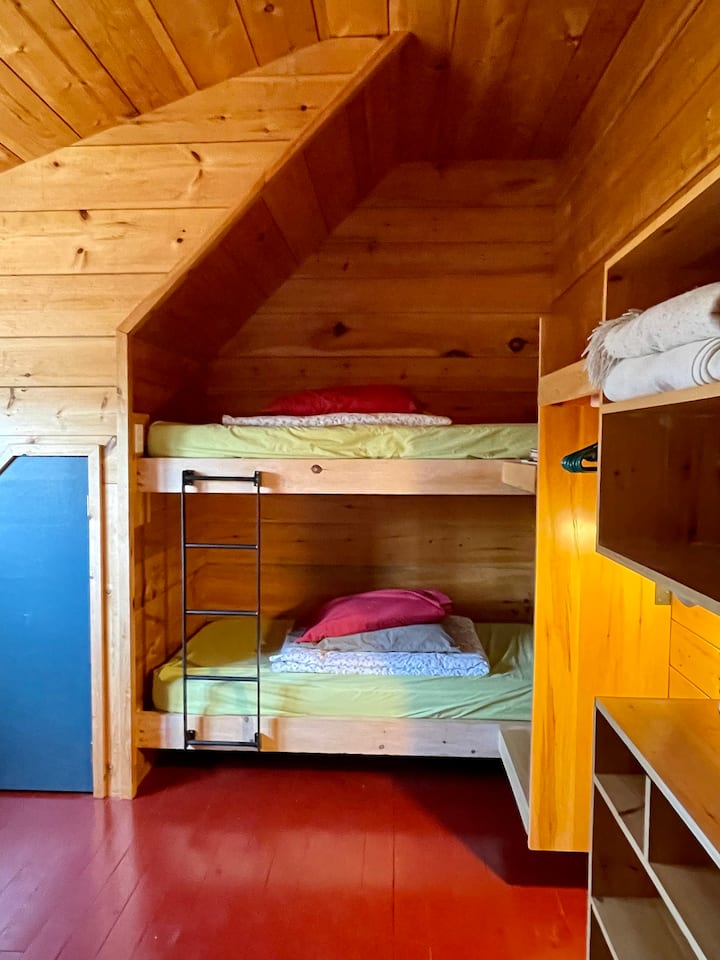 غرفة نوم مع أسرّة صغيرة - 4 أسرّة