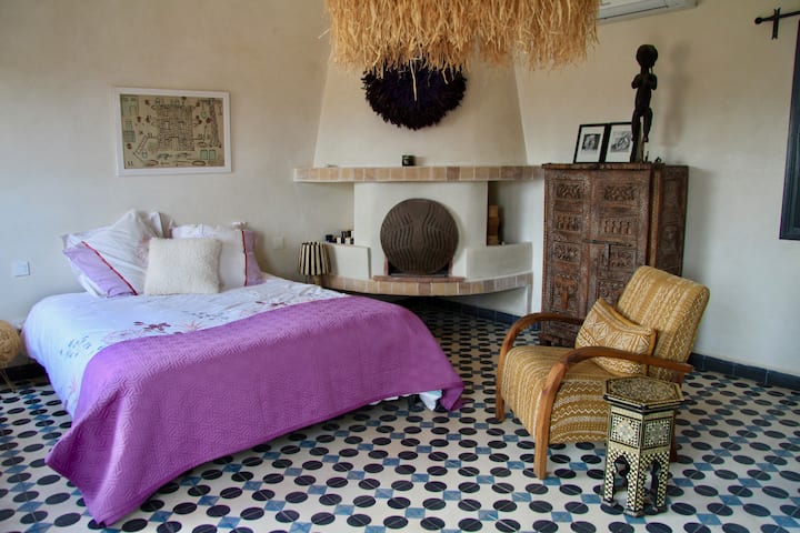 Chumba cheusi, rangi ya taddelackt ya bafu lake. Mahali pa moto. Uwezekano wa kuongeza kitanda cha sentimita 90.
Terrace. Deep kusini. Reversible hali ya hewa majira ya joto/majira ya baridi. Kipasha joto cha ziada bafuni.