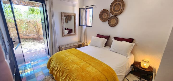 Chumba cha Wapenzi, kwenye ua wa nyuma