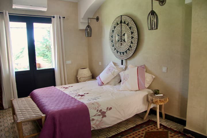 Chumba cha kijani. Jina lake linatokana na rangi ya taddelackt ya bafuni yake.
Ghorofa ya chini. Deep kusini. Canopy na sebule ya nje. Kiyoyozi kinachoweza kurekebishwa majira ya joto/majira ya baridi. Kipasha joto cha ziada bafuni.