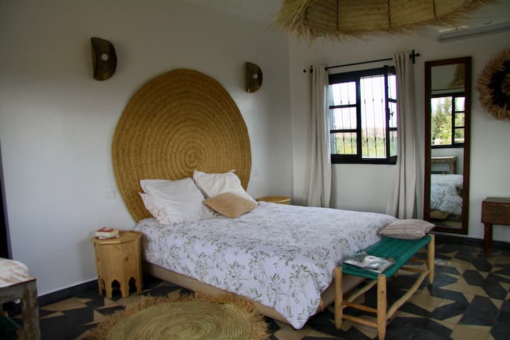 Chumba cha dhahabu, rangi ya taddelackt ya bafu lake. Uwezekano wa kuongeza kitanda cha sentimita 90.
Terrace. Deep kusini. Reversible hali ya hewa majira ya joto/majira ya baridi. Kipasha joto cha ziada bafuni.