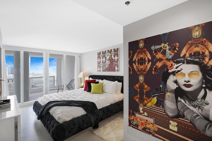 2e master bedroom suite, eigen badkamer, kingsize bed, Roku-streaming-tv, toegang tot het balkon