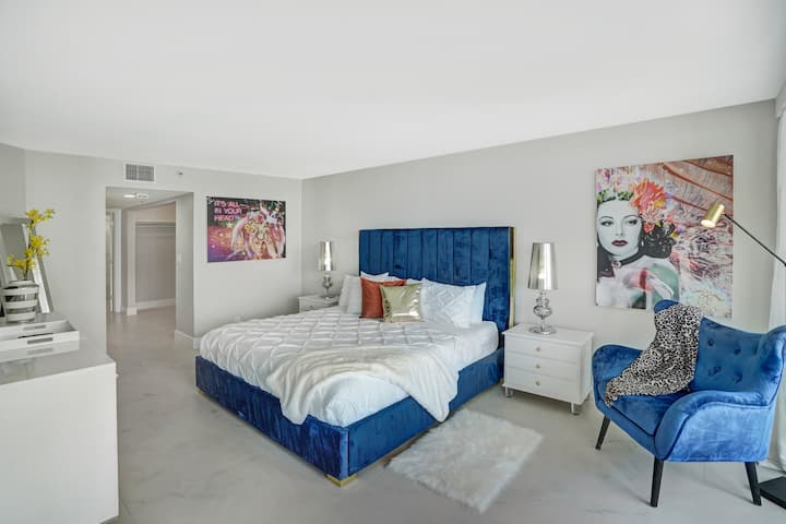 Master bedroom suite, kingsize bed, Roku streaming tv, toegang tot balkon, eigen badkamer, wasmachine/droger