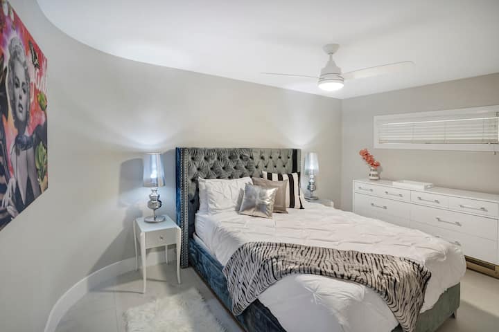 3e slaapkamer aan de binnenkant (geen ramen), queensize bed, Roku-streaming-tv