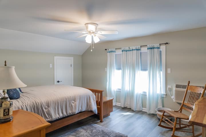 Kitanda cha ukubwa kamili upande mmoja. 