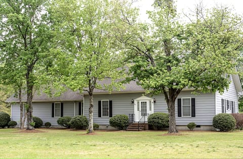 Successful Airbnb property: Farm house escape with great view and back porch! in Jacksonville