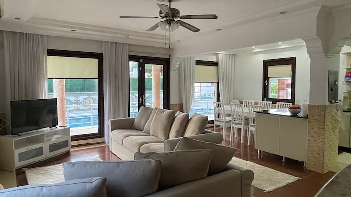 Cheerful 3-bedroom Villa With A Private Pool - Aydın