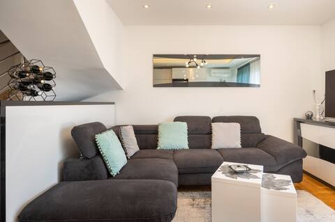 Popular Airbnb listing: Apartment Tikvarin, Kaštel Kambelovac 4**** in Grad Kaštela