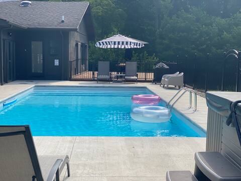 Atomic Acres- 4BR home w/ pool, hot tub & more-NEW