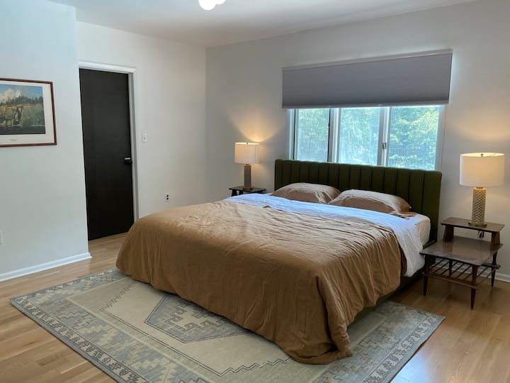 Spavaća soba za goste - Bračni krevet (180x200) i starinski bočni stolovi s dva reda i mekani tepih. 