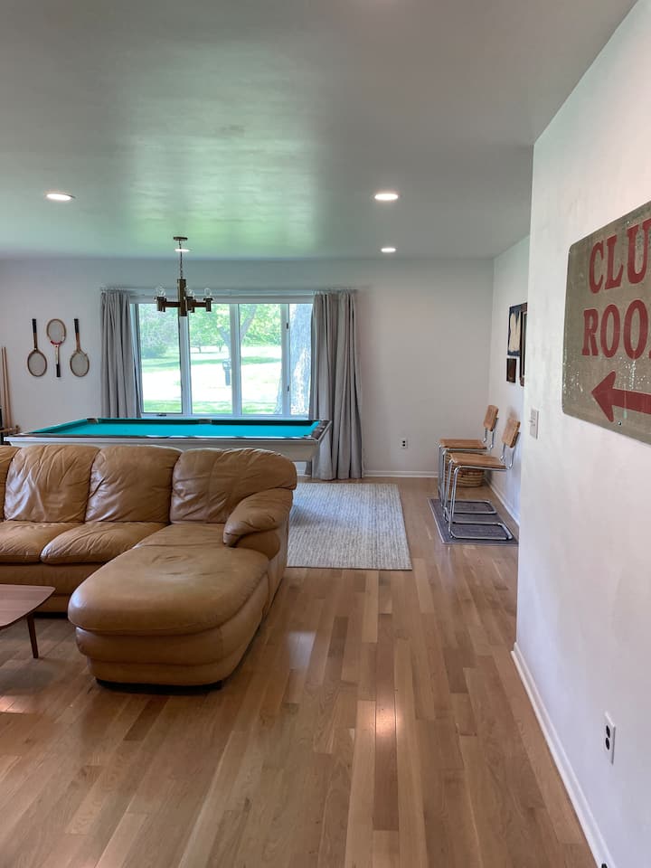 Ova soba smještena je u velikom LR-u iz središnjeg hodnika i ima površinu od 450 stopa četvornih i spremna je za mnogo zabave. 