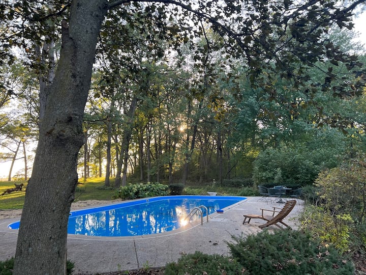 Modern Getaway near Lake Geneva, WI Pool+Nature Houses for Rent in