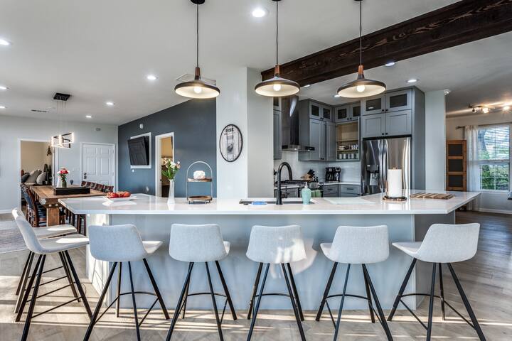 Brides: Pool, Pool House w/ Large TVs & Hot Tub! gallery image 5