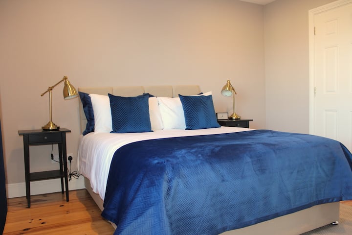 Chumba Mahiri cha kulala kilicho na kitanda cha ukubwa wa King.