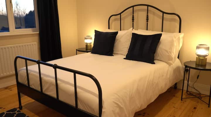 Chumba cha kulala 2 - na kitanda cha watu wawili.