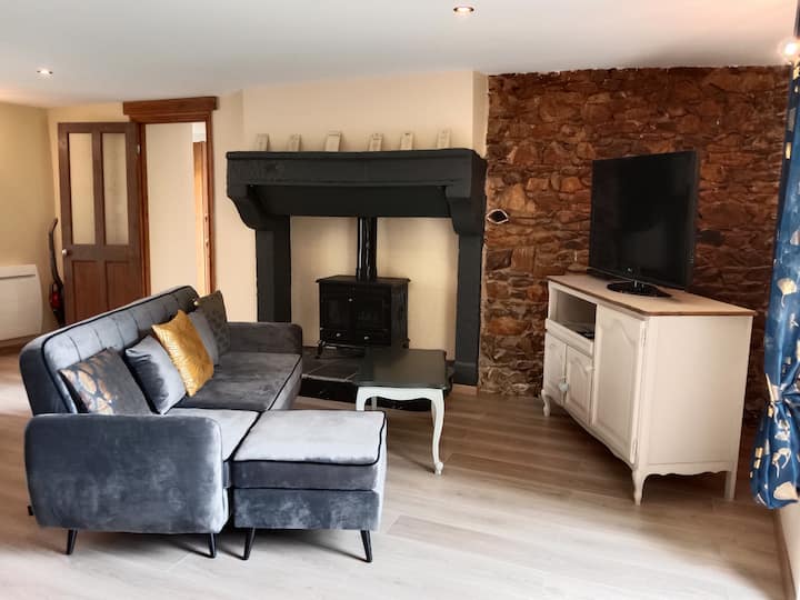 Всекидневна, зона за гледане на телевизия.