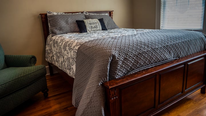 Chumba cha kulala cha ghorofa ni mahali pazuri pa kupumzika na kuota jasura mpya. 