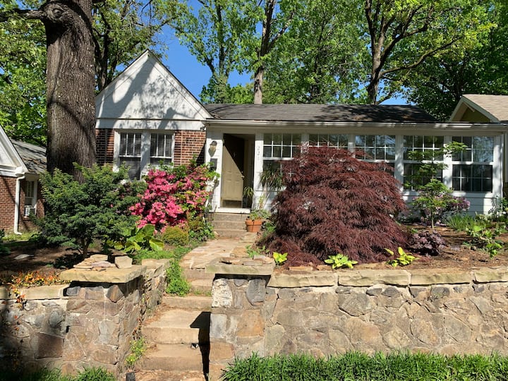 Hillcrest charmer with Japanese zen garden! Houses for Rent in Little