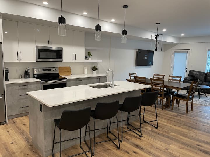 Downtown 3bedroom condo with hot tub! Vacation homes for Rent in Revelstoke, British Columbia