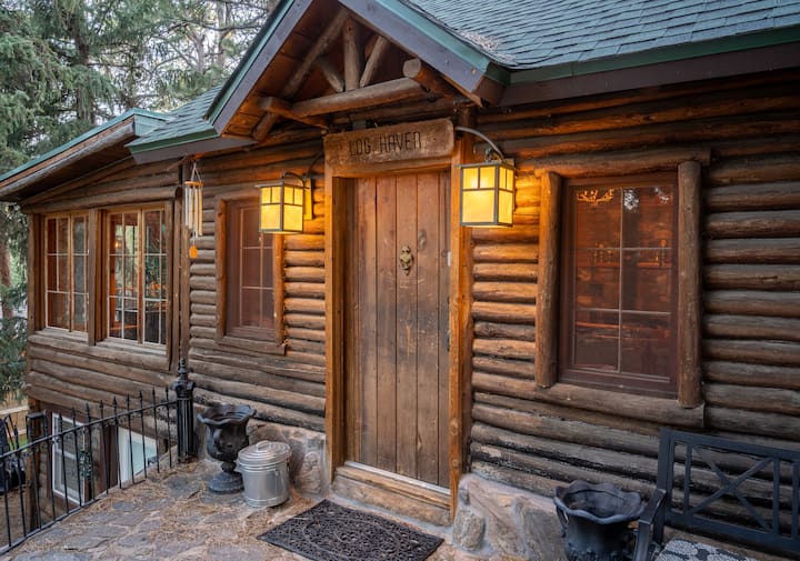 Log Haven Cabin★Red Rocks★Game Room★City Access Cabins for Rent in