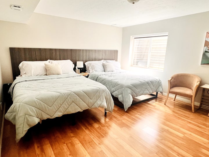 Prostrana soba od 210 m2 s dva bračna kreveta s novim madracima od 12" Hibrid Gel memorijske pjene, prirodnim svjetlom, 4K Smart TV-om od 60", dva kožna kauča, 120V utičnica na svakom noćnom ormariću, utikačima za brzo punjenje i C.